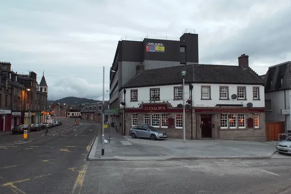 Glenalbyn Bar in Inverness